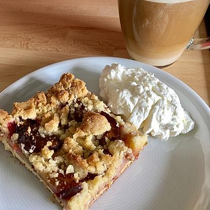 Zwetschgendatschi with butter Crumbles