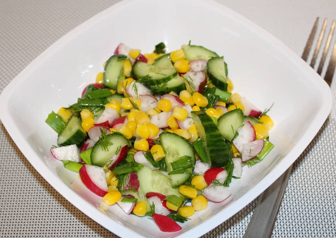 Легкий салат с редисом, огурцом и кукурузой
